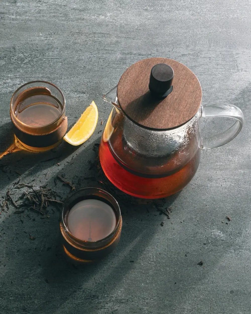 Sklenená kanvica a šálky Vanilla Season pri servírovaní čaju