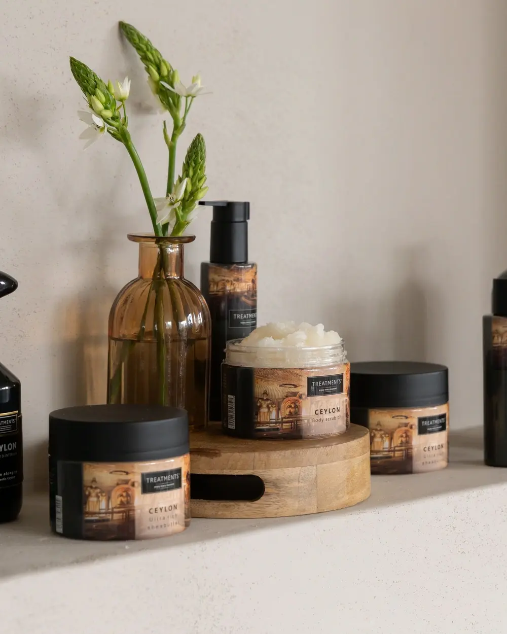 Kolekcia kozmetiky Treatments Ceylon v kúpeľňovom prostredí