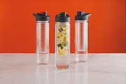 ARAMINTA Fľaša na vodu s priehradkou na ovocie, objem 800 ml, modrá