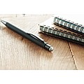 Čierne hliníkové pero, vygravírované logo je rovnakej farby ako stylus, tmavomodrá, strieborná
