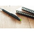 Čierne hliníkové pero, vygravírované logo je rovnakej farby ako stylus, tmavomodrá, svetlozelená