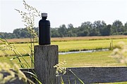 Fľaša na sýtené nápoje z recyklovanej ocele, objem 800 ml, čierna