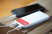 JAWA Plastová powerbanka s kapacitou 10000 mAh, biela/červená