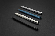 KP s modrou náplňou a stylusom, biele