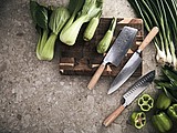 Kuchársky santoku nôž s drevenou rukoväťou