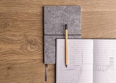 Linkovaný zápisník A5 s filcovou obálkou, čierny