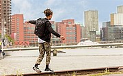 Neprehliadnuteľný batoh Bobby Urban Lite, čierna