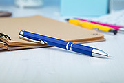 Plastové guľôčkové pero s modrým atramentom a striebornými detailmi, modré