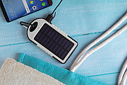 Powerbanka 4000mAh so solárnym nabíjaním, biela