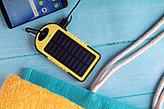 Powerbanka 4000mAh so solárnym nabíjaním, žltá