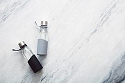 Sklenená fľaša na pitie 550ml s rukávom, čierna