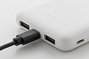 Slim powerbanka z recyklovaného ABS s batériou o kapacite 5 000 mAh, biela