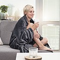 VANILLA SEASON BERNINA Televízna deka s rukávmi, sivá