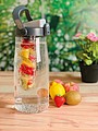Veľká nádoba na pitie, objem 2,5l, súčasťou je aj infuzér na ovocie