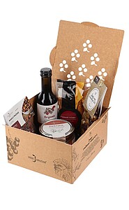 BASTAR Dárková sada (Miniatura Cabernet Cortix x Regent Organic collection 0,187 l, Tyčinky sýrové, Řecký mix marinovaných oliv s bylinkami, Mandle uzené pražené, Paštika jemná s brusinkami)
