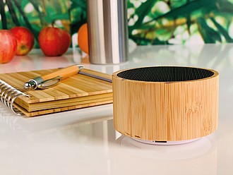 Bluetooth reproduktor s bambusovým povrchem