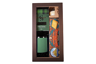 DARELA GREEN Sada obsahující francouzské sušenky, sypaný čaj, svíčku a zelený hrnek, v dárkové krabici