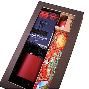 DARELA RED Sada obsahující francouzské sušenky, čaj, svíčku a červený hrnek, v dárkové krabici