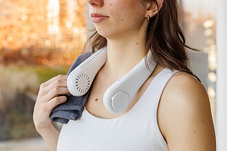 Dobíjecí ventilátor na krk, bílá