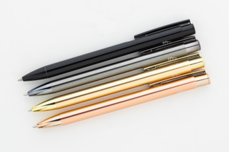 Hliníková propiska s lesklým povrchem, černá