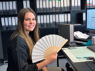 KARTET Skládací vějíř, kombinace dřeva a papíru, bílá