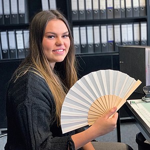 KARTET Skládací vějíř, kombinace dřeva a papíru, bílá