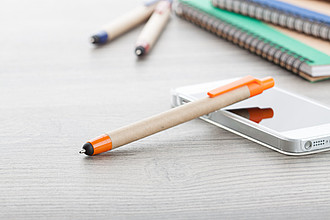KP z recyklovaného papíru, oranžová špička a klip, stylus