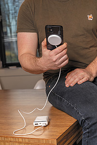 Magnetická bezdrátová nabíječka 5W, bílá
