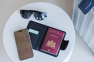 Obal na pas s vestavěným sledovačem, černá