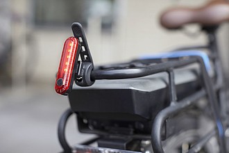 Odnímateľné zadné svetlo na bicykel s rôznymi typmi nastavenia svetla, možnosť dobíjania. Sivá/červená