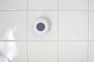 Plastový Bluetooth reproduktor odolný proti vodě, bílá
