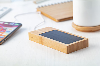 Powerbanka 8000mAh s bambusovým povrchom a solárnym panelom