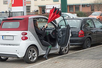 REVERSE Deštník, sklápějící se suchou stranou ven s rukojetí tvaru C, červená