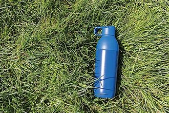 Termoska z recyklované oceli, objem 540 ml, modrá