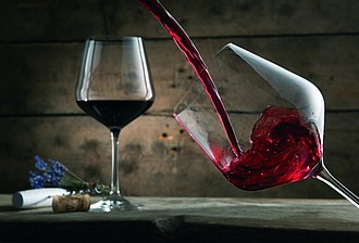 VANILLA SEASON PAPUA Darčeková krabička s dvoma pohármi (250 ml) na červené víno a voľným priestorom na vami zvolené víno