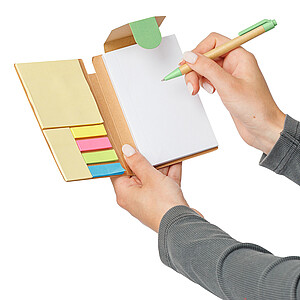Zápisník A6 z recyklovaného kartonu se samolepicími bločky a perem, tmavě zelená